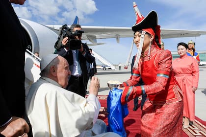 La ministra de Asuntos Exteriores de Mongolia, Batmunkh Battsetseg (derecha), dando la bienvenida al Papa Francisco en el aeropuerto internacional Chinggis Khaan en Ulaan Bator