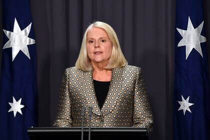 La ministra de Asuntos Interiores de Australia Karen Andrews habla en una conferencia de prensa en el Parlamento en Canberra el 24 de noviembre del 2021. (Mick Tsikas/AAP Image vía AP)