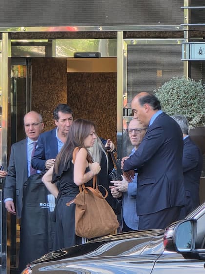 La ministra de Capital Humano, Sandra Pettovello, es parte de la comitiva de Milei en Madrid; en la imagen, ingresando al hotel Hyatt Regency Hesperia