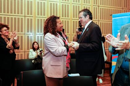 La ministra de Cultura de Brasil, la cantante y compositora Margareth Menezes, y su par de la Argentina, el cineasta Tristán Bauer en el CCK