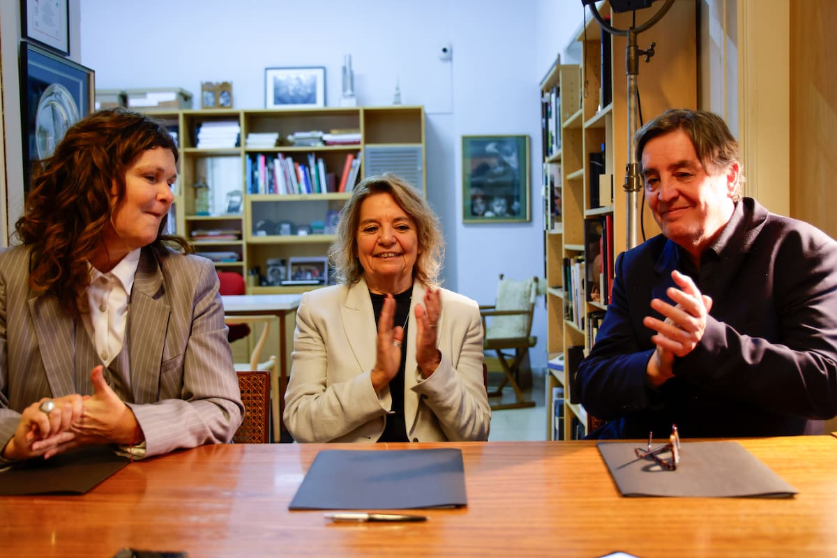 La ministra de cultura porteña Gabriela Ricardes, la presidenta de la Fundación Walsh Facio, Graciela García Romero, y el director del Instituto Cervantes, Luis García Montero, en la firma del acuerdo para la difusión de la obra de las artistas argentinas