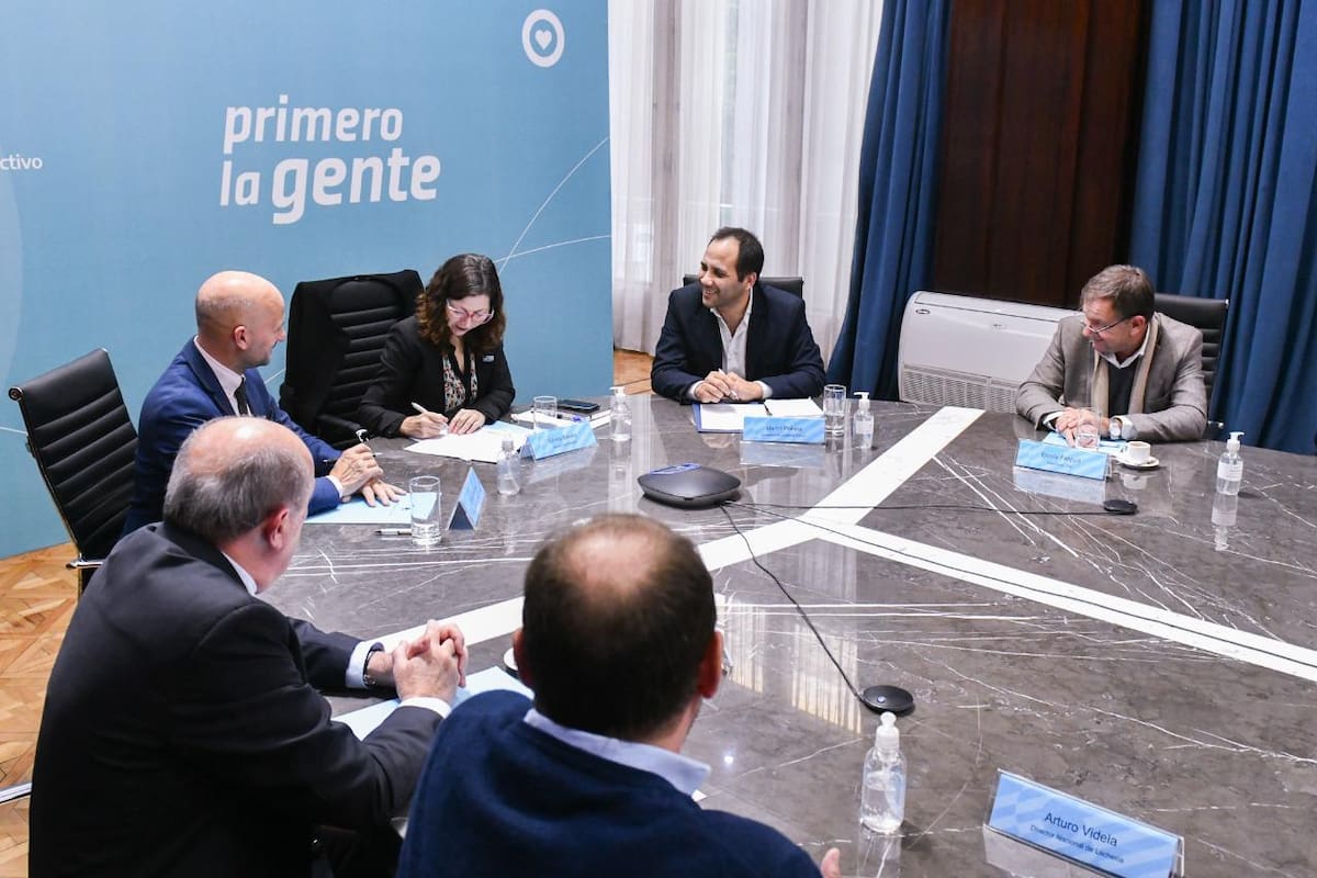 La ministra de Economía, Silvina Batakis, firmó un acuerdo con las empresas lácteas y supermercados