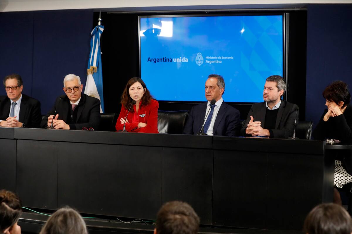 La Ministra de Economía, Silvina Batakis junto. Miguel Pesce, Julián Domínguez, Daniel Scioli, Matías Lammens y Mercedes Marcó Del Pont, en el Ministerio de Economía. Allí descartó reestructuraciones para la deuda en pesos y anunció la creación de un comité asesor