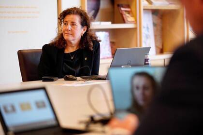 La ministra de Educación, Cultura y Ciencia, Ingrid van Engelshoven, envió una carta al parlamento de los Países Bajos y manifestó su intención de suprimir la inscripción del sexo en los documentos de identidad "a partir de 2024/2025".