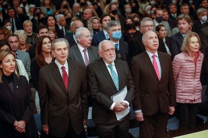 La ministra de Educación porteña, Soledad Acuña, los jueces de la corte suprema Juan Carlos Maqueda y Ricardo Lorenzetti y la jueza del Tribunal Superior de Justicia de la Ciudad Inés Weinberg de Roca, junto a Gil Lavedra