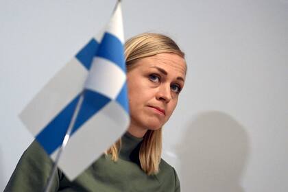 La ministra de Exteriores de Finlandia, Elina Valtonen, durante una conferencia de prensa cerca del paso fronterizo de Vaalimaa entre Finlandia y Rusia, en Virolahti, Finlandia, el 22 de mayo de 2024. (Jussi Nukari/Lehtikuva vía AP)