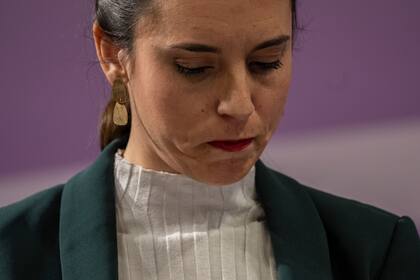 La ministra de Igualdad de España, Irene Montero, baja la mirada durante una conferencia de prensa tras una reunión de emergencia sobre la violencia de género, en Madrid, España, el viernes 27 de enero de 2023. (AP Foto/Manu Fernandez)