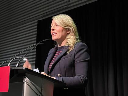 La ministra de Industria y Ministra encargada del Desarrollo Económico de Canadá aseveró que el proyecto se centrará en personas que impulsen investigaciones de vanguardia en campos cruciales que generarán beneficios económicos