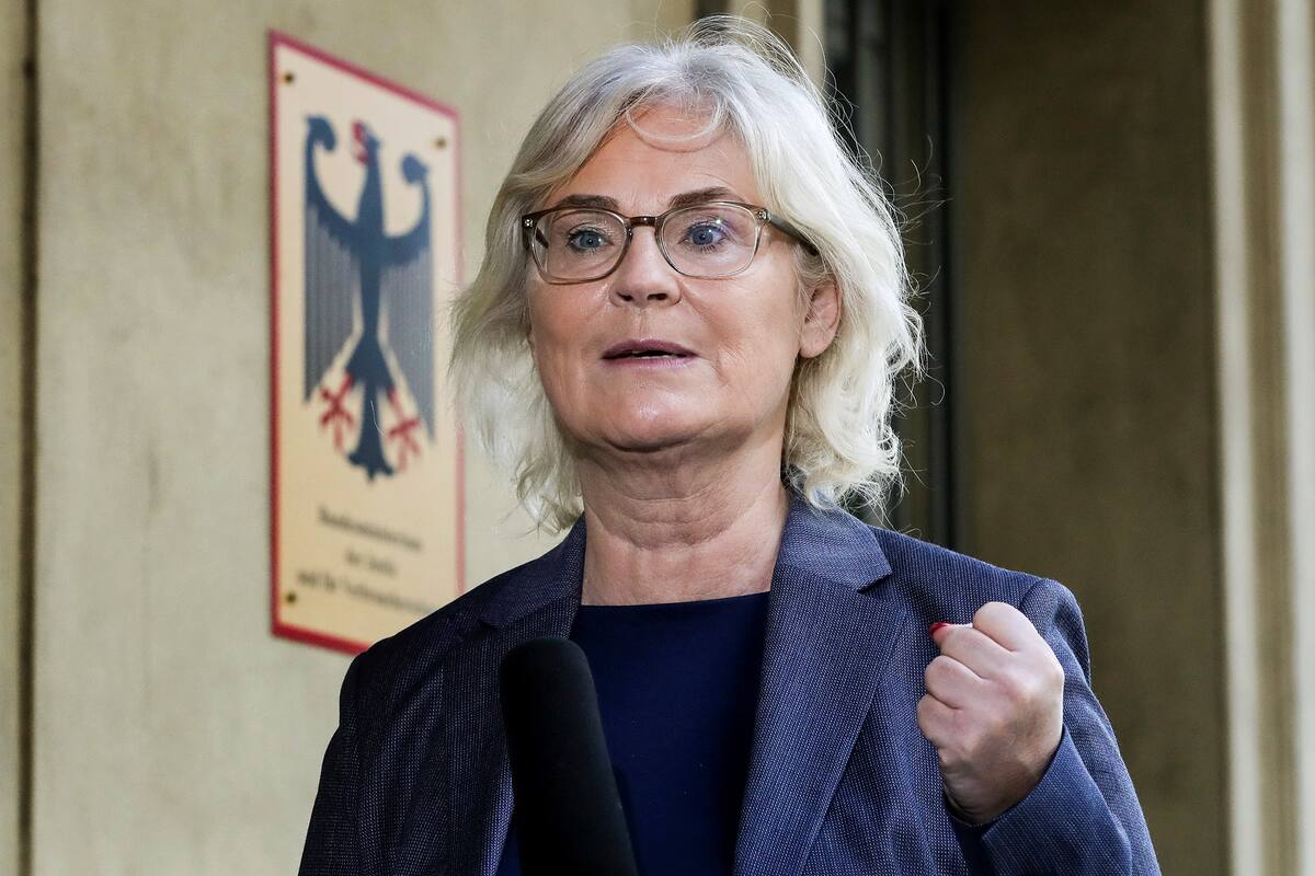 La ministra de Justicia de Alemania, Christine Lambrecht, redactó exclusivamente en femenino un proyecto de ley que evitaría la quiebra de muchas empresas alemanas afectadas por la pandemia