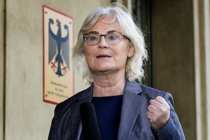 La ministra de Justicia de Alemania, Christine Lambrecht, redactó exclusivamente en femenino un proyecto de ley que evitaría la quiebra de muchas empresas alemanas afectadas por la pandemia