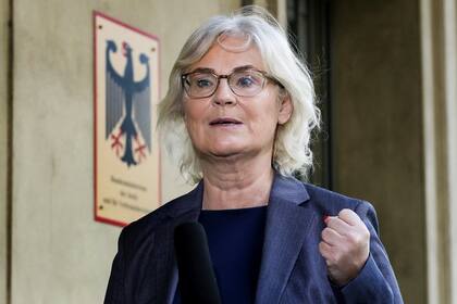 La ministra de Justicia de Alemania, Christine Lambrecht, redactó exclusivamente en femenino un proyecto de ley que evitaría la quiebra de muchas empresas alemanas afectadas por la pandemia