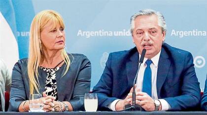 La ministra de Justicia, Marcela Losardo, una de las autoras de la reforma, y el Presidente