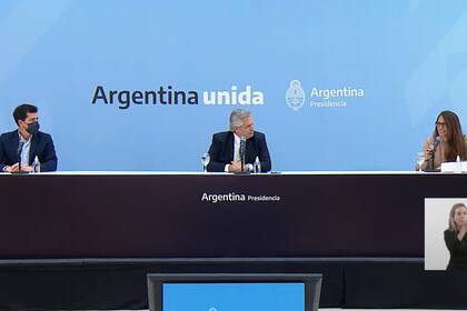 La ministra de Mujeres, Géneros y Diversidad, Elizabeth Gómez Alcorta, y el ministro del Interior, Eduardo "Wado" de Pedro acompañaron al Presidente