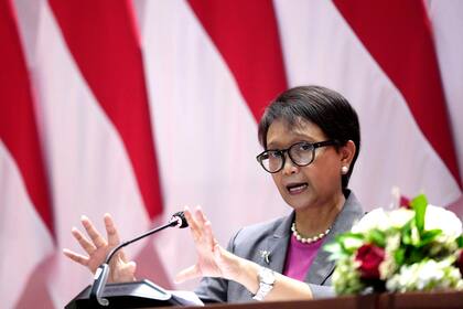 La ministra de Relaciones Exteriores de Indonesia, Retno Marsudi, durante una conferencia de prensa en Yakarta, Indonesia, el jueves 27 de octubre de 2022. (Foto AP/Dita Alangkara)