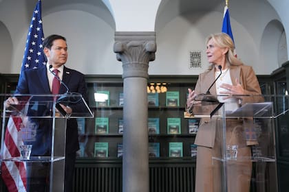 La ministra de Relaciones Exteriores de Islandia, Thorgerour Katrín Gunnarsdottir, junto con Marco Rubio