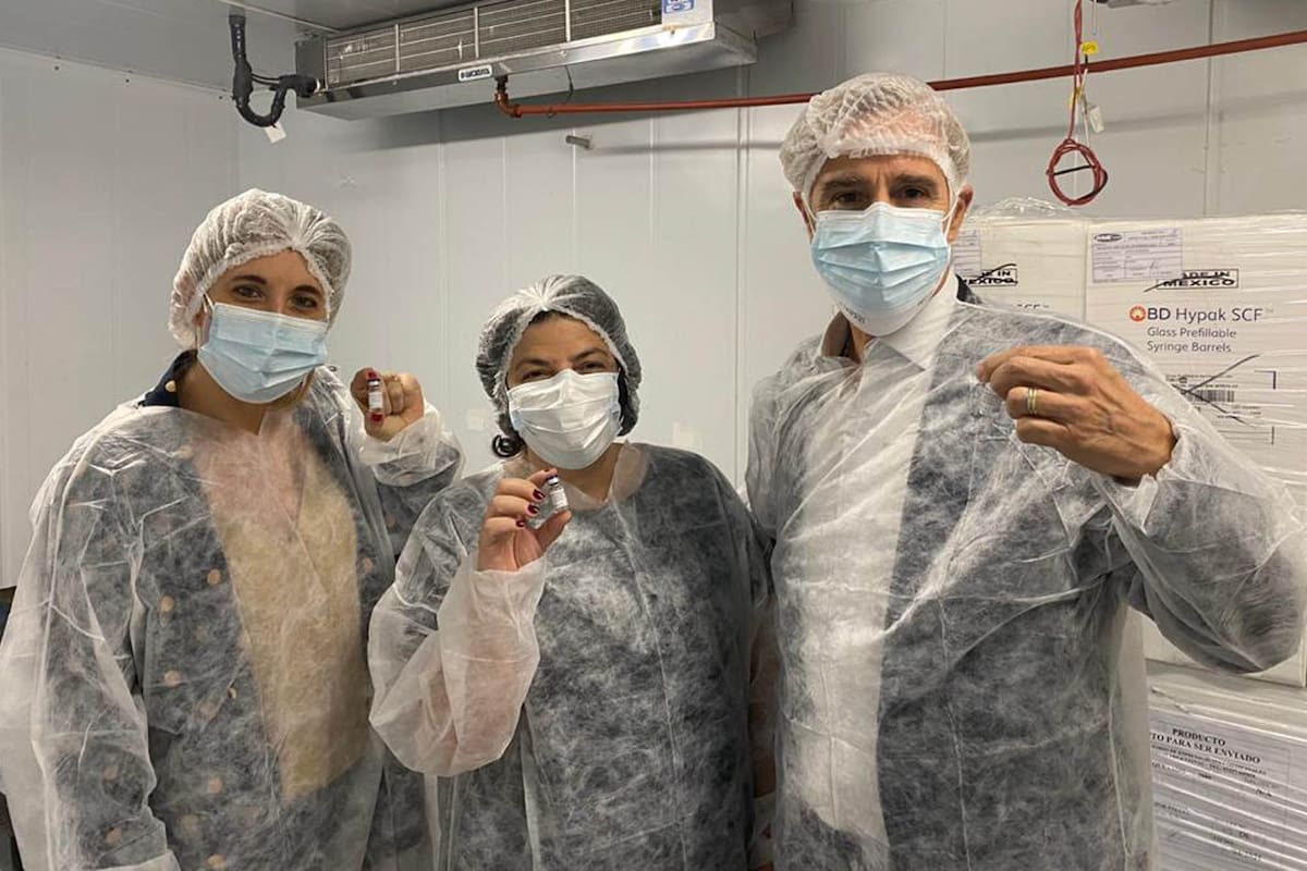 La ministra de Salud, Carla Vizzotti; la asesora presidencial, Cecilia Nicolini y el presidente de Laboratorios Richmond, Marcelo Figueiras