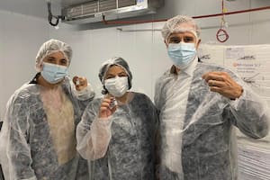 La ministra de Salud, Carla Vizzotti; la asesora presidencial, Cecilia Nicolini y el presidente de Laboratorios Richmond, Marcelo Figueiras
