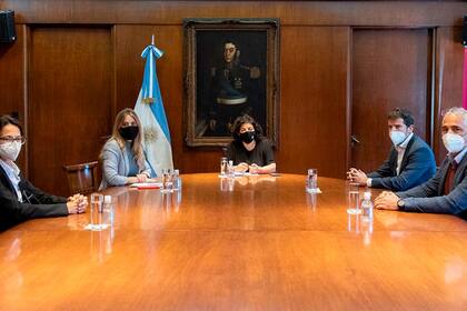 La ministra de Salud Carla Vizzotti, la asesora presidencial Cecilia Nicolini junto al presidente de AstraZeneca Argentina, Agustín Lamas