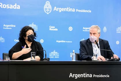 La ministra de Salud, Carla Vizzotti, y el ministro de Educación, Jaime Perzyck, brindaron una conferencia de prensa en Casa Rosada