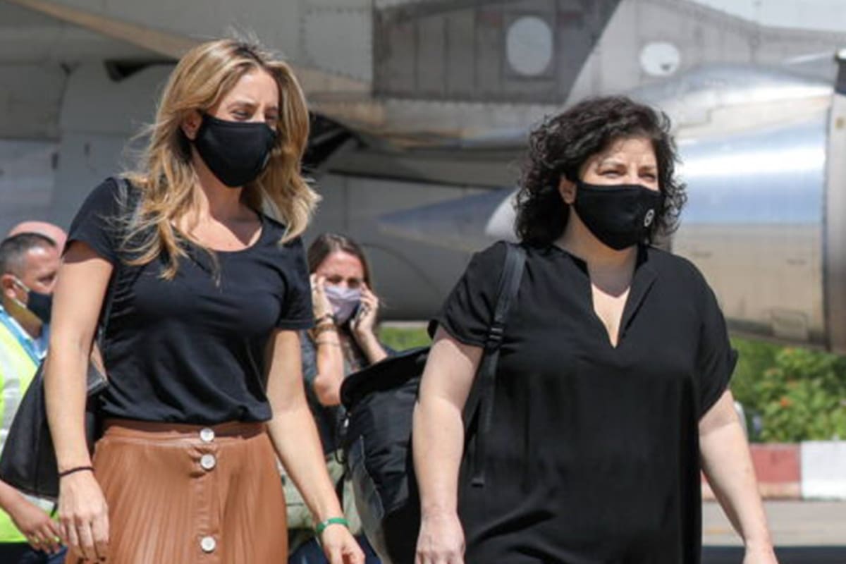 La ministra de Salud, Carla Vizzotti; y la asesora presidencial, Cecilia Nicolini, en Ezeiza. Foto de archivo.