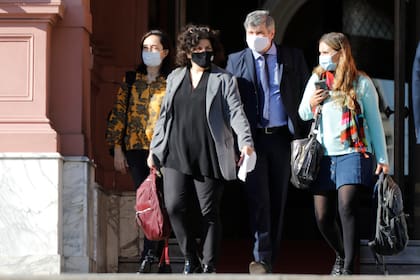 La ministra de salud de la Nación, Carla Vizzotti, se retira de Casa Rosada luego de brindar una conferencia de prensa. Foto: LA NACION - Ricardo Pristupluk
