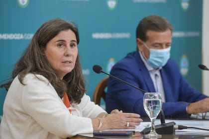 La ministra de Salud de Mendoza, Ana María Nadal, junto al gobernador, Rodolfo Suárez