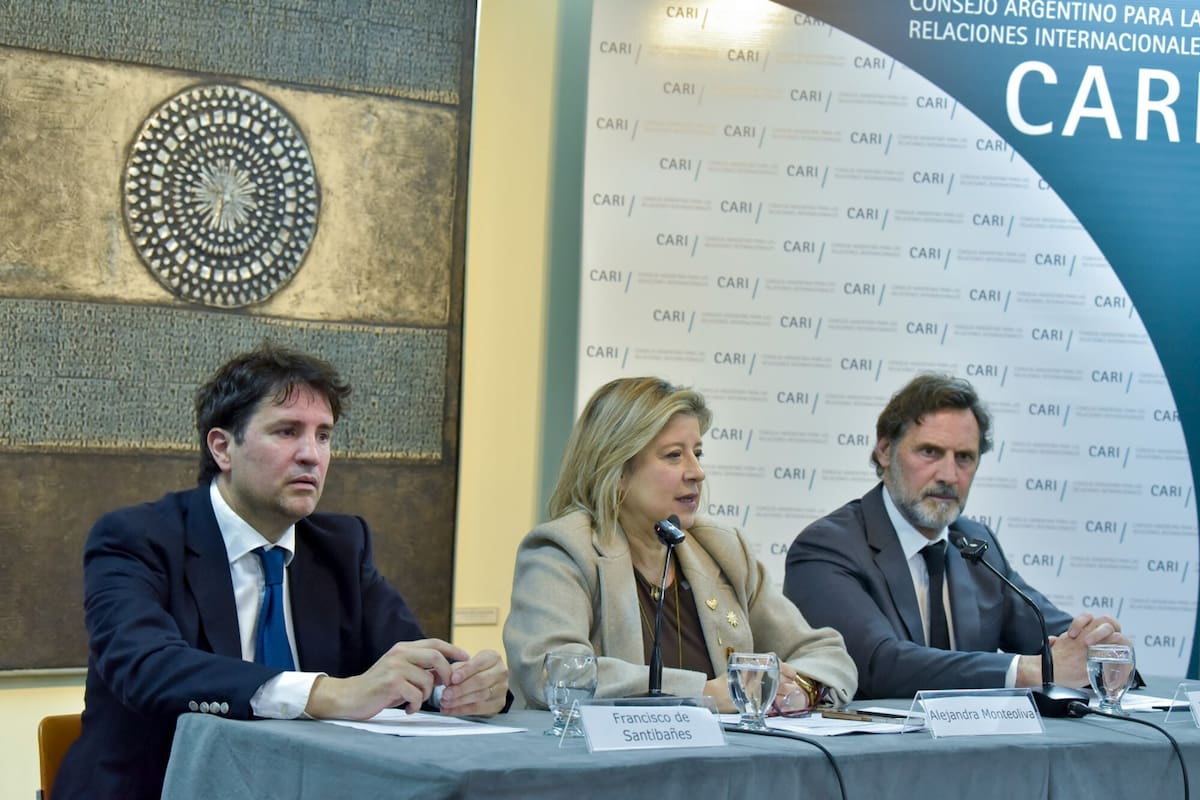 La ministra de Seguridad, Alejandra Monteoliva, junto a Francisco de Santibañes y Juan Felix Marteau, del CARI