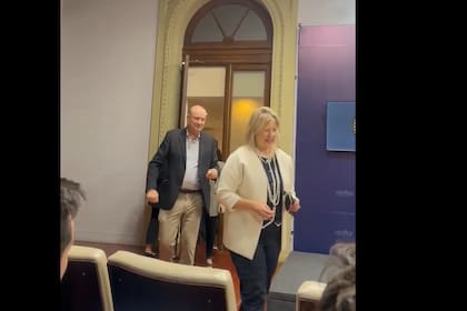 La ministra de Seguridad, Alejandra Monteoliva y el ministro de Desregulación, Federico Sturzenegger, ingresado en la sala de conferencias de prensa de la Casa Rosada