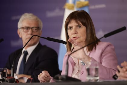 La Ministra de Seguridad, Patricia Bullrich, presenta el proyecto Juicio en Ausencia, que permitiría juzgar a los iraníes involucrados en el atentado a la AMIA. Participa el ministro de Justicia, Mariano Cúneo Libarona.