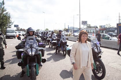 La ministra de seguridad, Patricia Bullrich, encabezó este viernes el acto de entrega de 81 motos KTM 890cc para reforzar el despliegue de las fuerzas federales