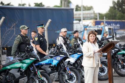 La ministra de seguridad, Patricia Bullrich, encabezó este viernes el acto de entrega de 81 motos KTM 890cc para reforzar el despliegue de las fuerzas federales