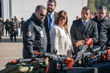 La ministra de Seguridad, Patricia Bullrich, al presentar las armas no letales que se incorporarán a las fuerzas federales