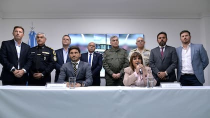 La ministra de Seguridad, Patricia Bullrich, en una conferencia de prensa junto con el gobernador de Santa Fe, Maximiliano Pullaro
