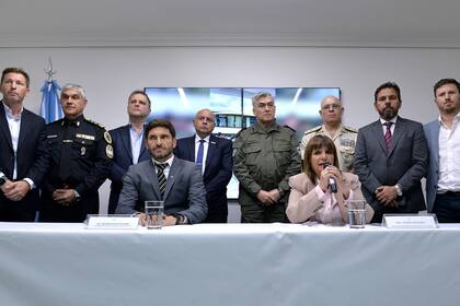 La ministra de Seguridad, Patricia Bullrich, en una conferencia de prensa junto con el gobernador de Santa Fe, Maximiliano Pullaro