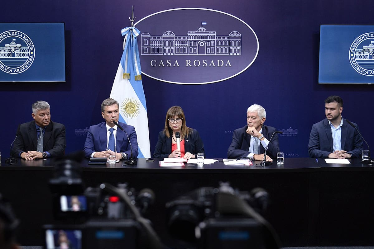 La ministra de Seguridad, Patricia Bullrich, junto al titular de Justicia, Cúneo Libarona, y el gobernador de Chaco, Leandro Zdero