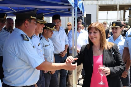 La ministra de Seguridad, Patricia Bullrich, saluda a la jerarquía de la Policía Federal, en un acto en la cárcel de Ezeiza