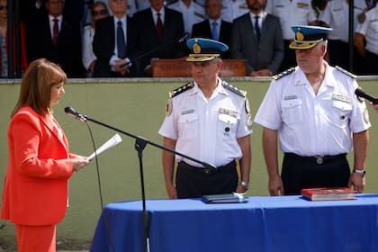 La ministra de Seguridad, Patricia Bullrich, toma juramento al jefe de la Policía Federal Argentina, comisario general Luis Alejandro Rolle, y al subjefe Mariano José Iufra