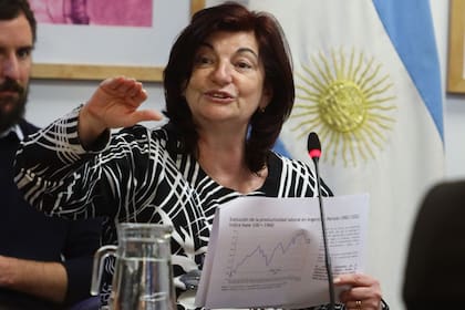 La ministra de Trabajo, Kelly Olmos, en comisión de Diputados, donde se discute la reducción de la jornada laboral