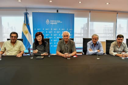 La ministra de Trabajo, Kelly Olmos, en un encuentro con la cúpula de la CTA Autónoma