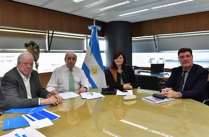 La ministra de Trabajo, Kelly Olmos, ratificó la continuidad en sus cargos de los secretarios Luis Bulit Goñi (Seguridad Social), Leonardo Di Pietro (Empleo) y Marcelo Bellotti (Trabajo); los tres formaban parte del equipo de Claudio Moroni