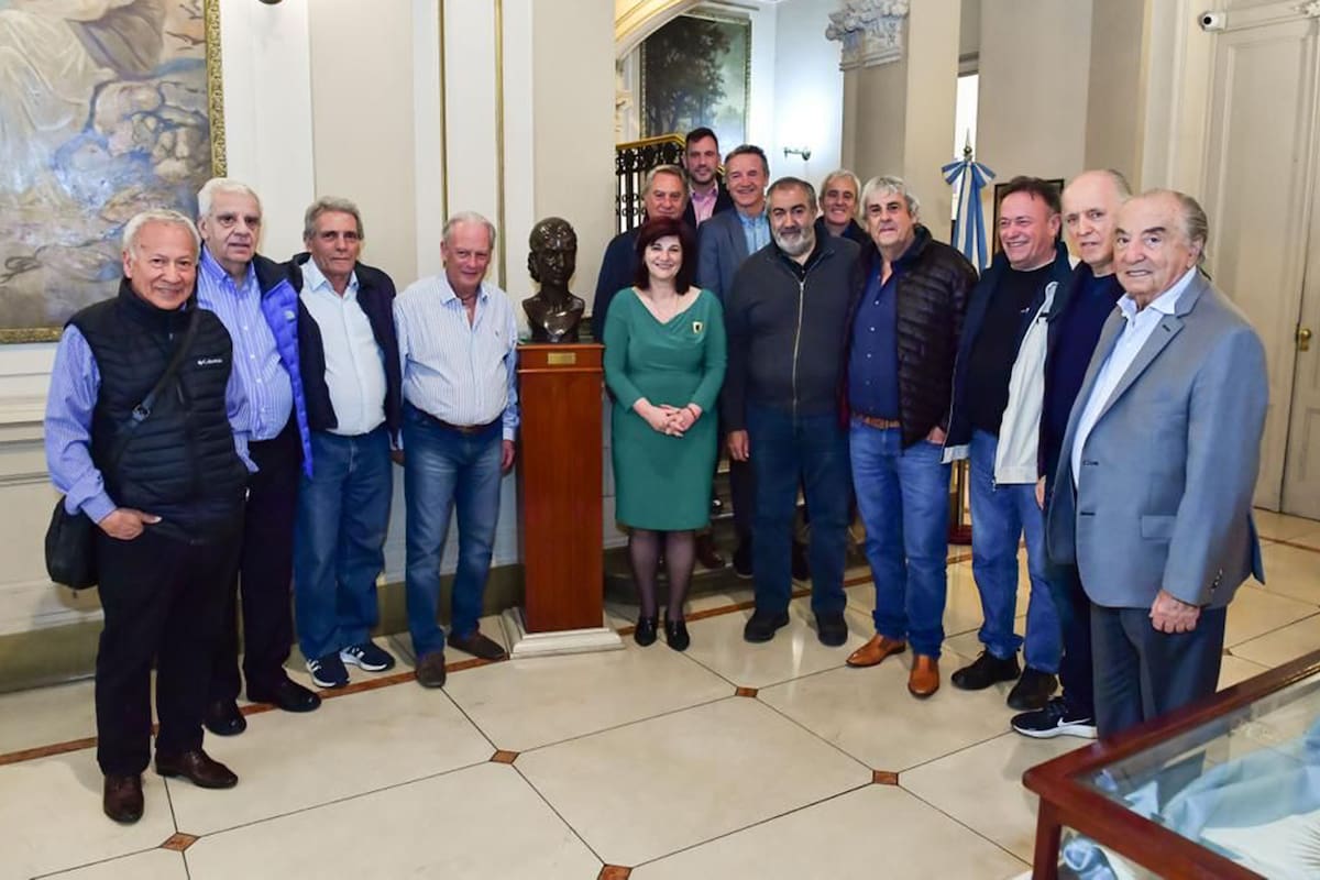 La ministra de Trabajo, Kelly Olmos, rodeada este martes por sindicalistas de la CGT