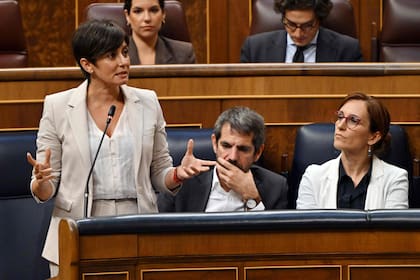 La ministra de Vivienda y Agenda Urbana de España, Isabel Rodríguez (izq.), el ministro de Cultura, Ernest Urtasun (centro), y la ministra de Sanidad, Mónica García, durante la sesión