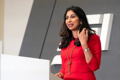 La ministra del Interior británica, Suella Braverman, pronuncia un discurso sobre temas migratorios ante el American Enterprise Institute, el martes 26 de septiembre de 2023, en Washington. (AP Foto/Kevin Wolf)