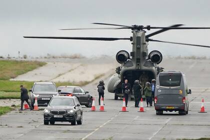 La ministra del Interior de Gran Bretaña, Suella Braverman, llega en un helicóptero Chinook al centro de procesamiento temporal de migrantes Manston, en Thanet, Inglaterra, el 3 de noviembre de 2022. (Gareth Fuller/PA vía AP)