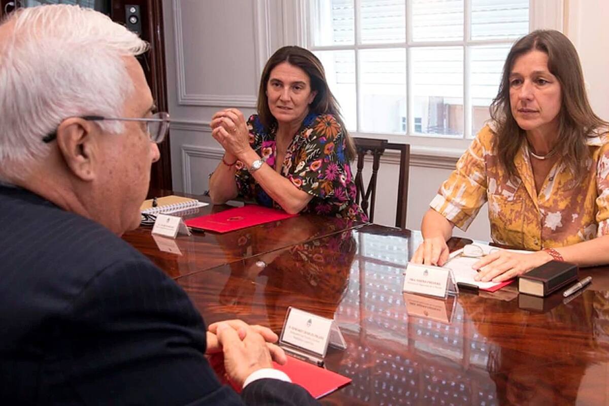 La ministra Frederic se reunió con organizaciones que proponen "dejar de criminalizar" a quienes la usan; fuerte rechazo de Cambiemos a la polémica iniciativa