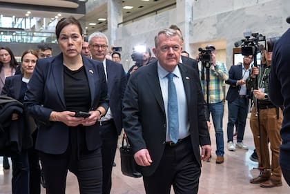 La ministra groenlandesa de Exteriores, Vivian Motzfeldt, a la izquierda, y el ministro danés de Exteriores, Lars Løkke Rasmussen, llegan al Capitolio para reunirse con miembros del Senado, en Washington, el miércoles 14 de enero