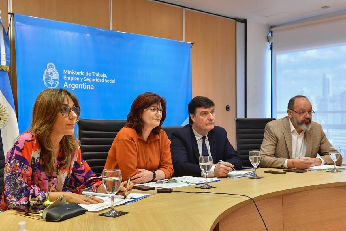 La ministra Kelly Olmos cuando presidió en nombre una reunión del Consejo del Salario