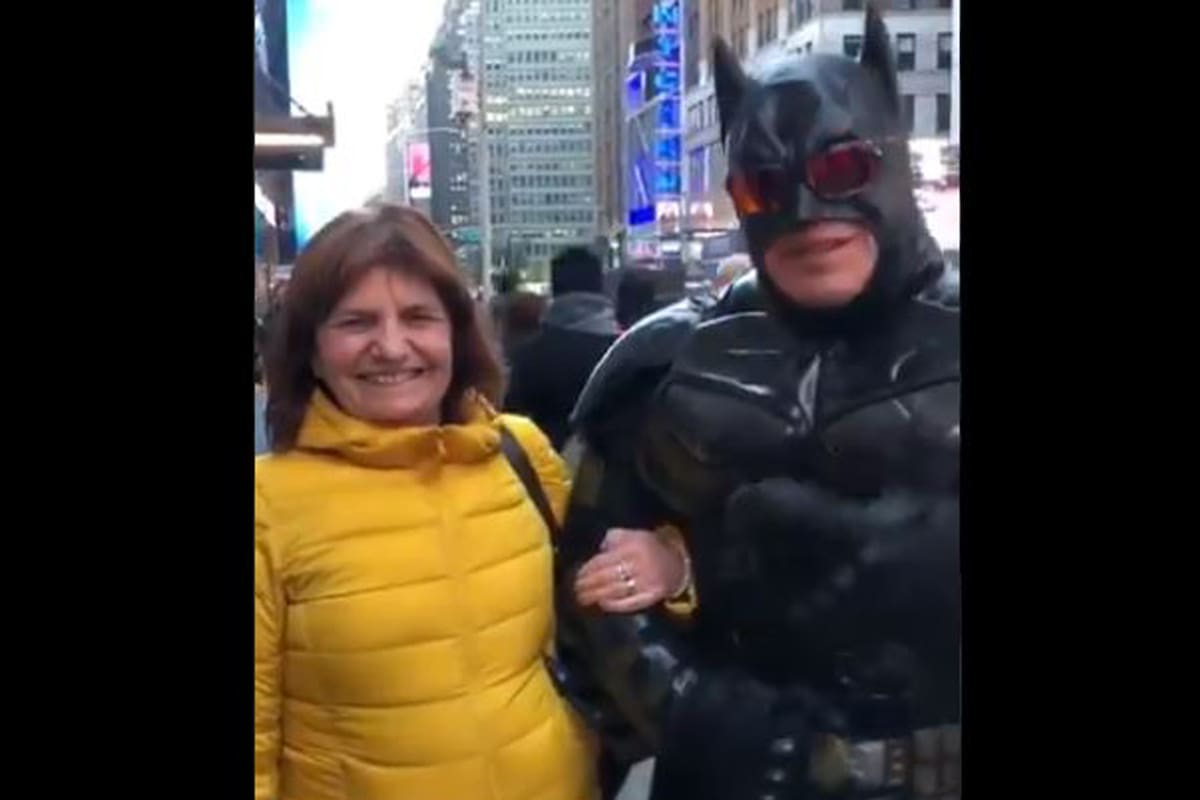 La ministra mandó saludos a los seguidores del hombre disfrazado de superhéroe