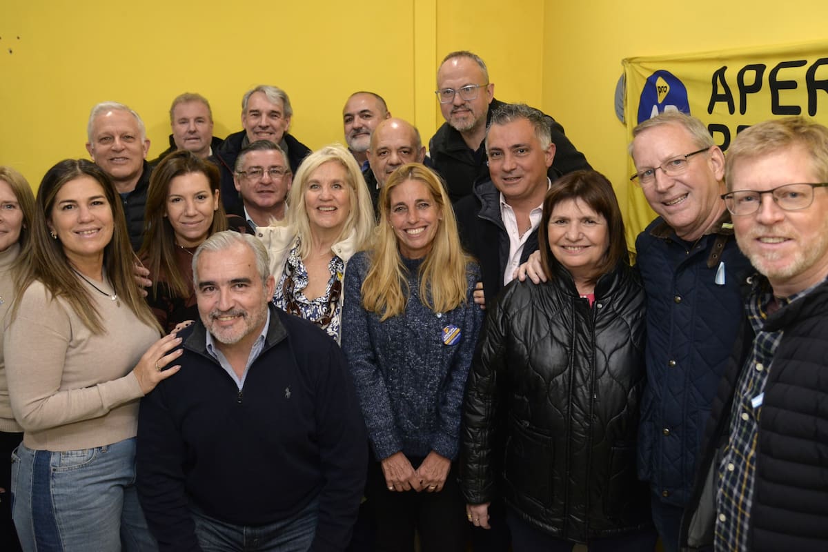 La ministra Patricia Bullrich, junto a dirigentes en Luis Guillón, entre ellos Diego Valenzuela y Sebastián Pareja