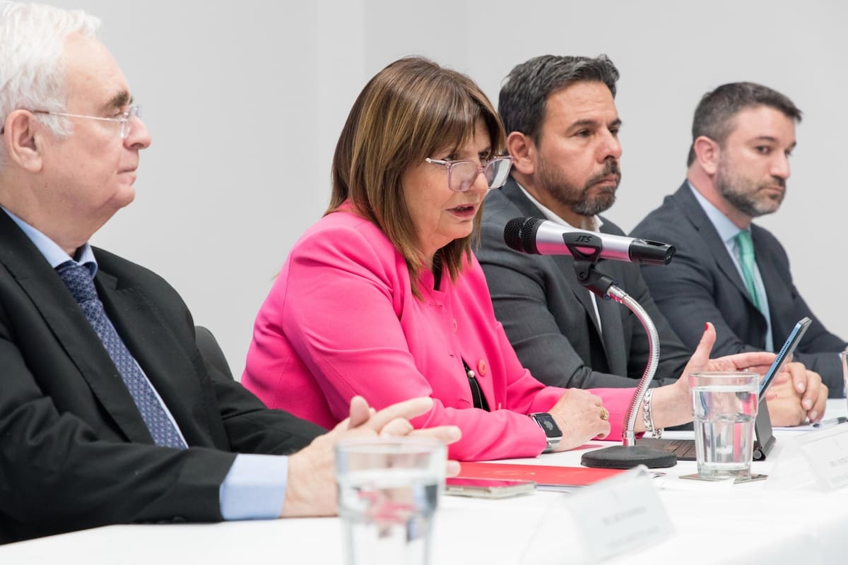 La ministra Patricia Bullrich, junto a sus principales colaboradores, anunció una reforma para brindar apoyo legal a policías denunciados